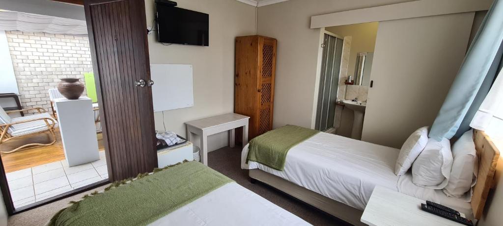 Standard queen room at Greystone Guesthouse